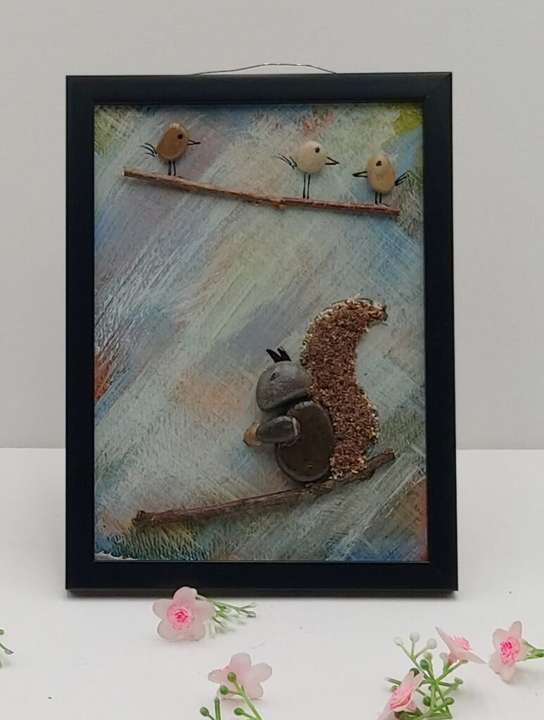 Ecureuil en galets perché sur une branche