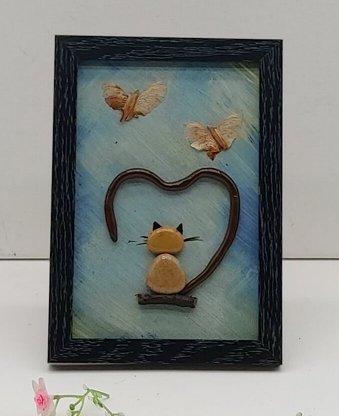 Petits chats dont la queue forme un coeur et papillons