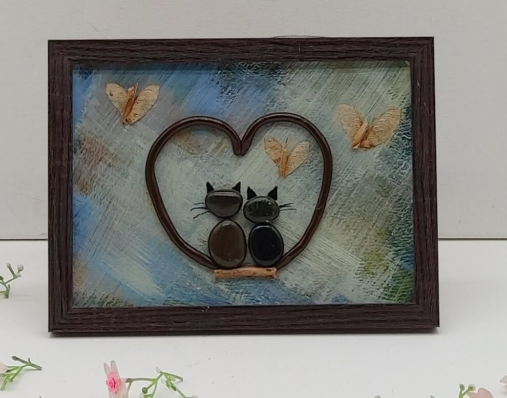 Petits chats amoureux dont la queue forme un coeur