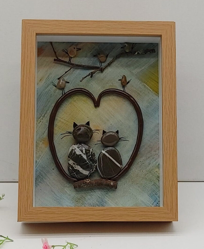 Deux chats amoureux dont la queue forme un coeur