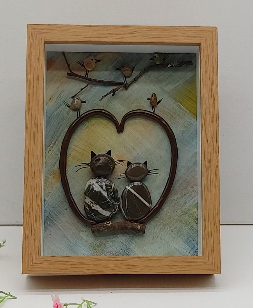 Deux chats amoureux dont la queue forme un coeur