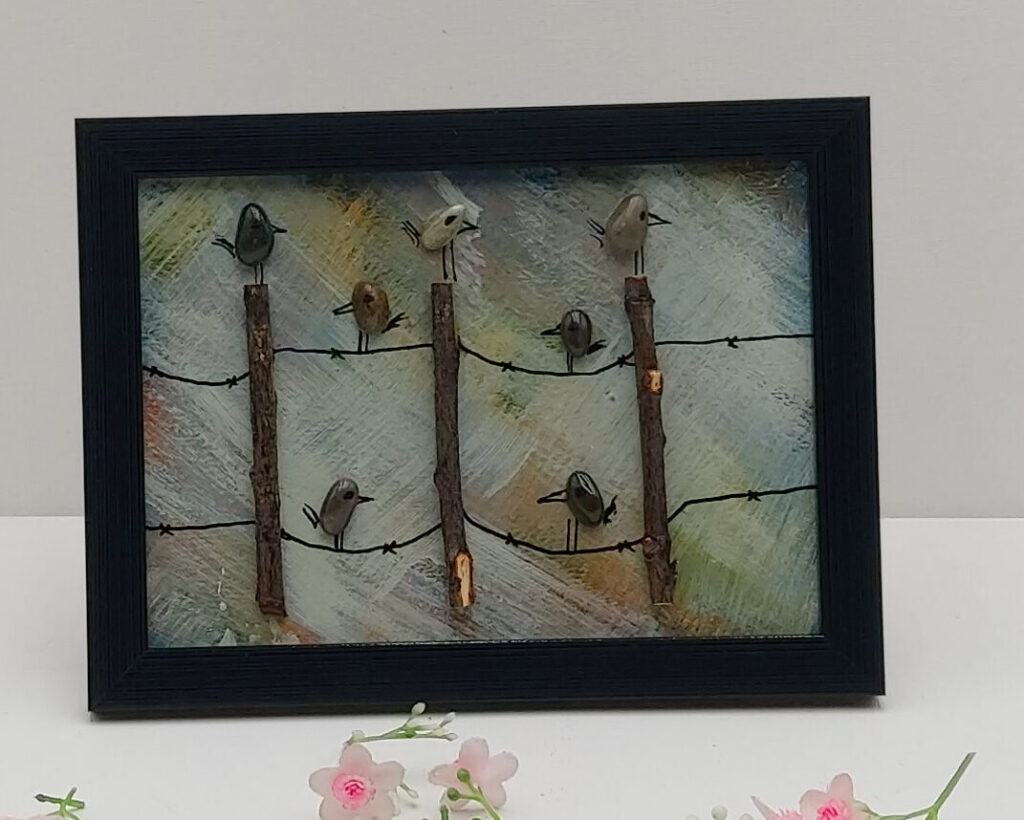 Groupe  d'oiseaux perchés sur des fil de fer barbelé