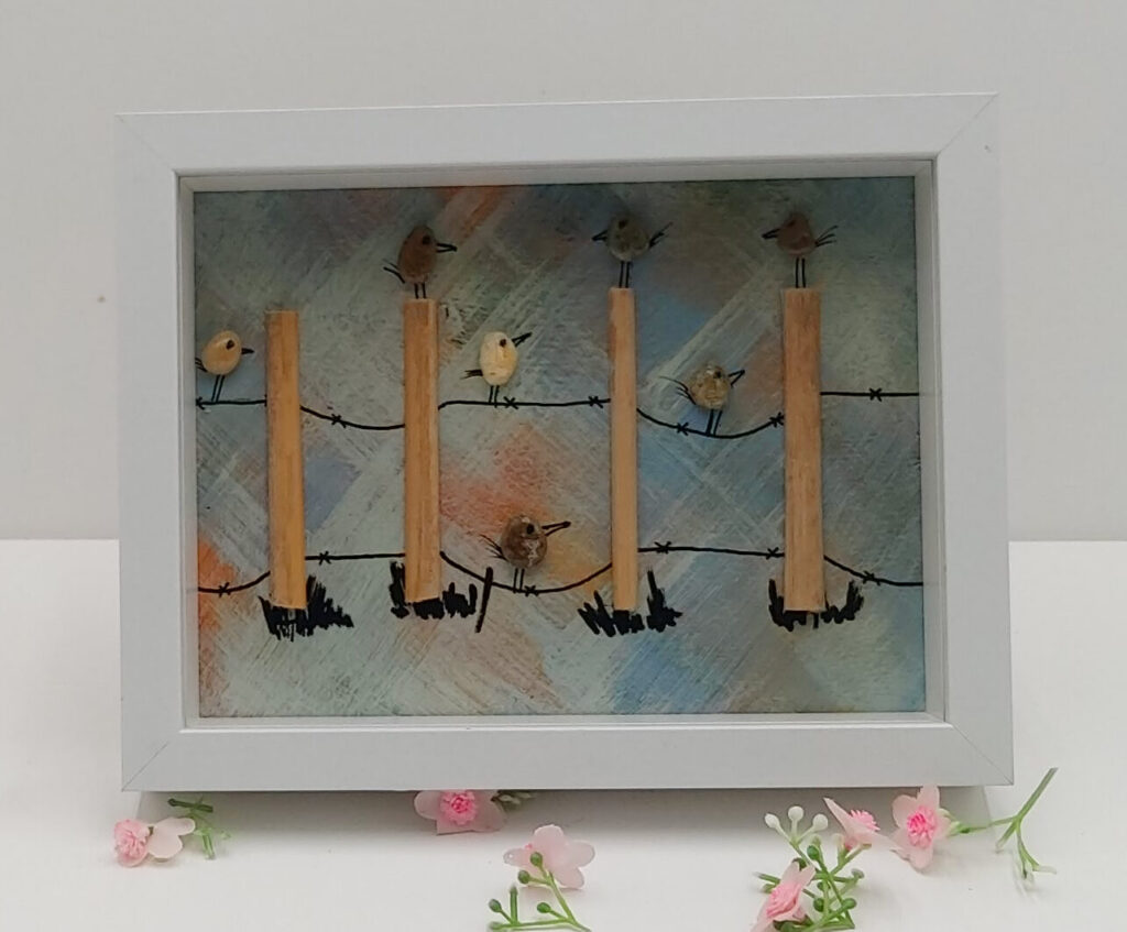 Groupe  d'oiseaux perchés sur des fils de fer barbelé