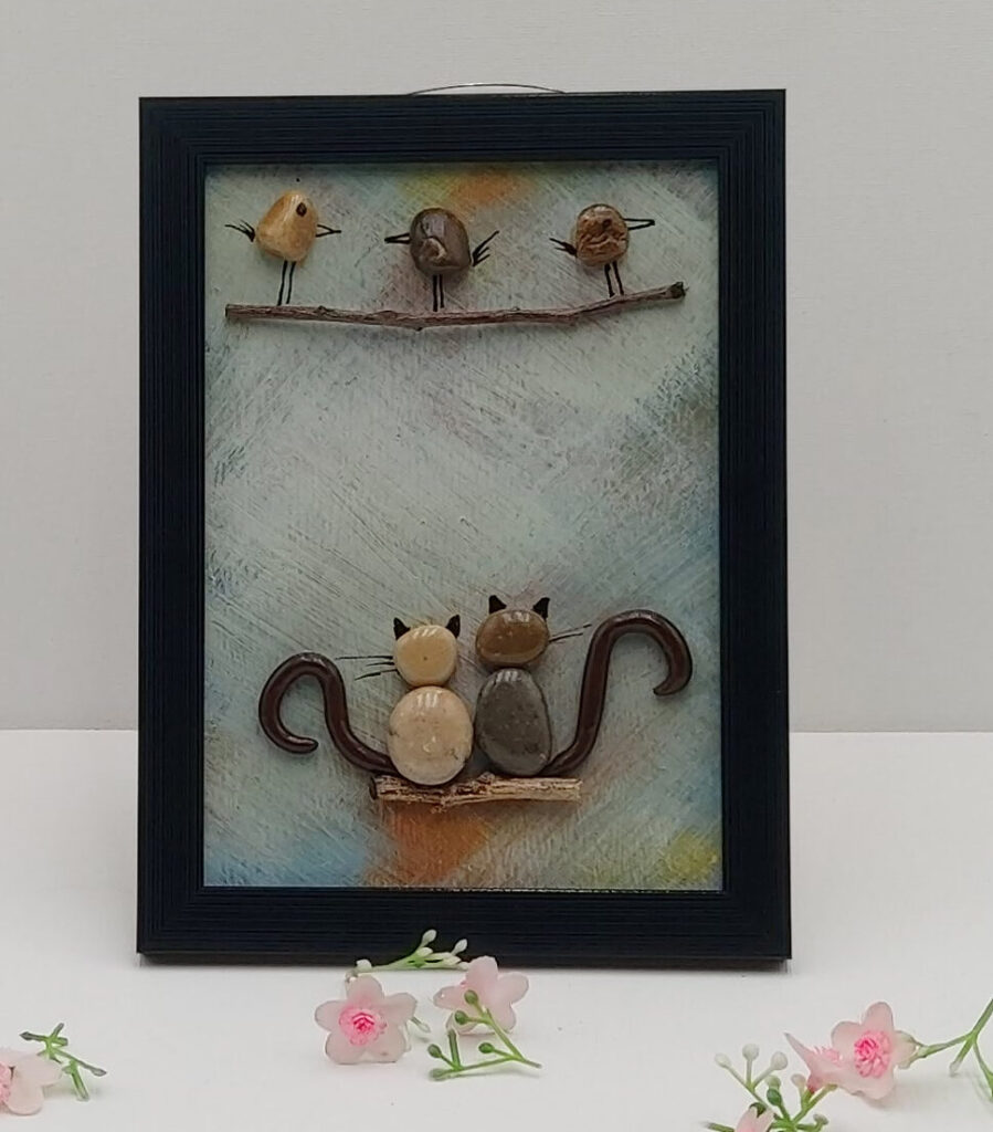 Couple de chats observant des oiseaux