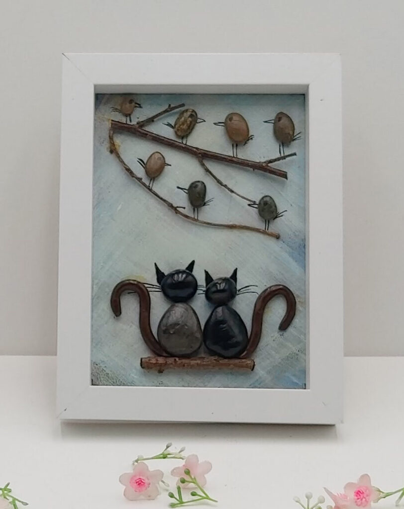 Couple de chats observant des oiseaux