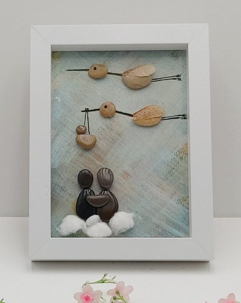 Deux cigognes apportant un enfant à un couple d'amoureux