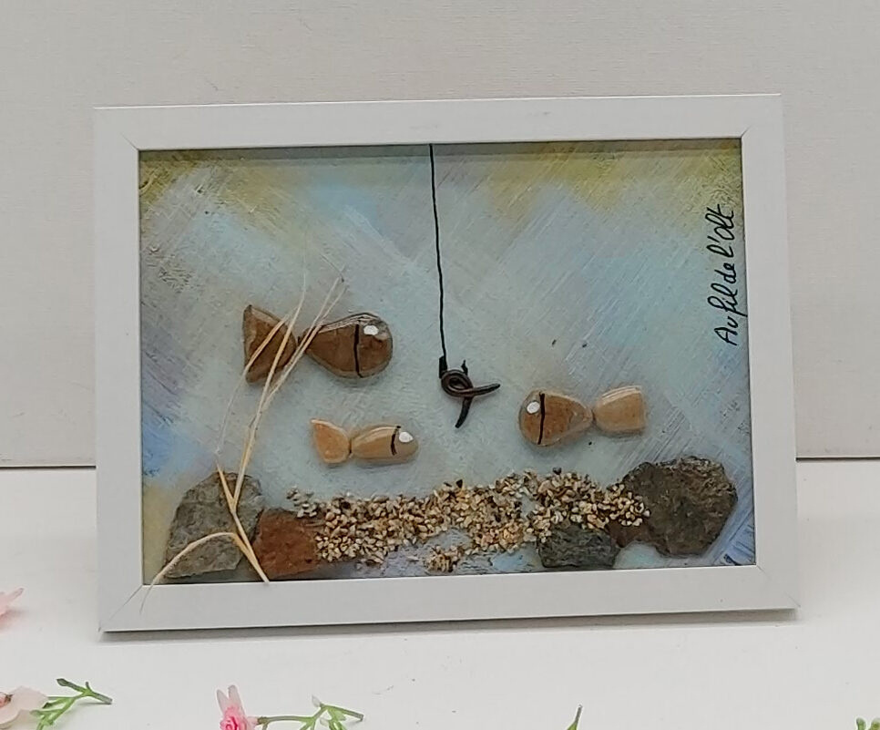 Trois petits poissons face à un ver de terre