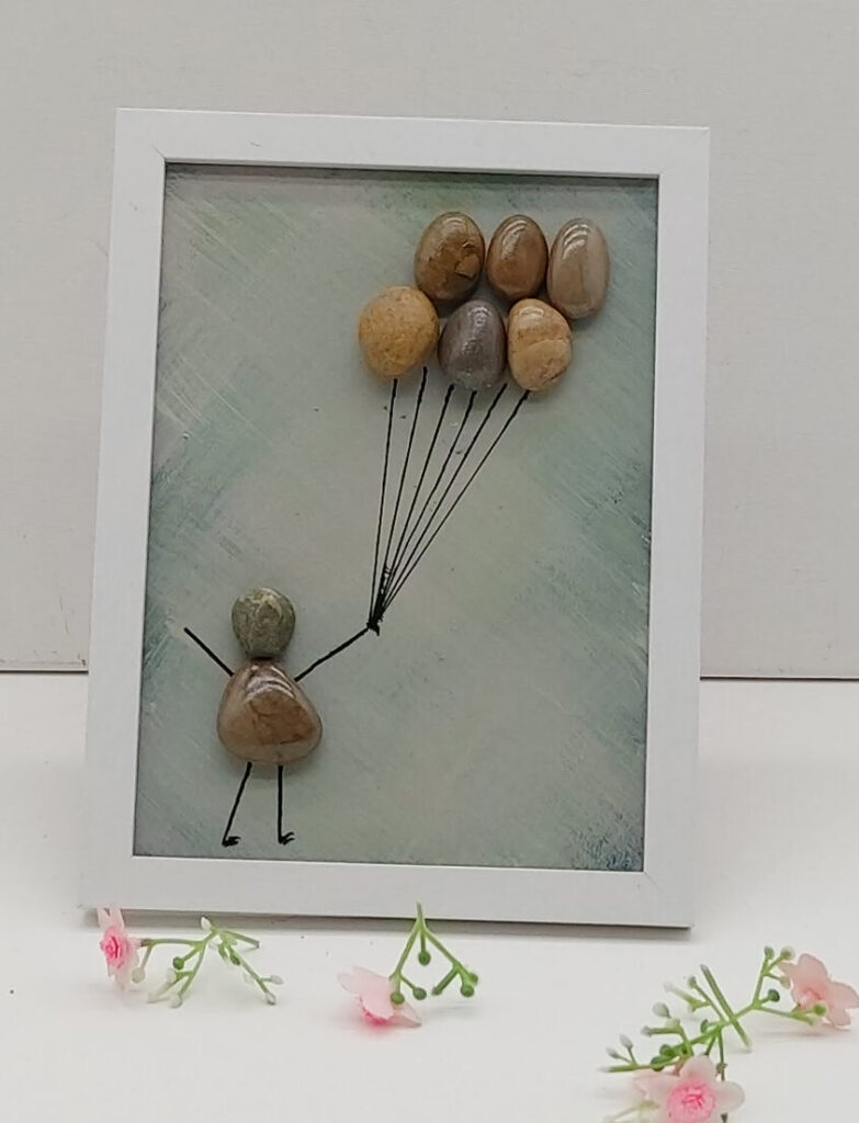 Petite fille s'envolant grâce à des ballons