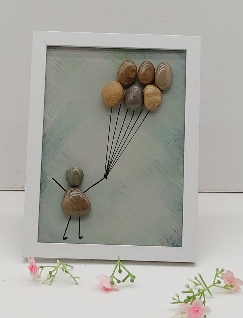 Petite fille s'envolant grâce à des ballons