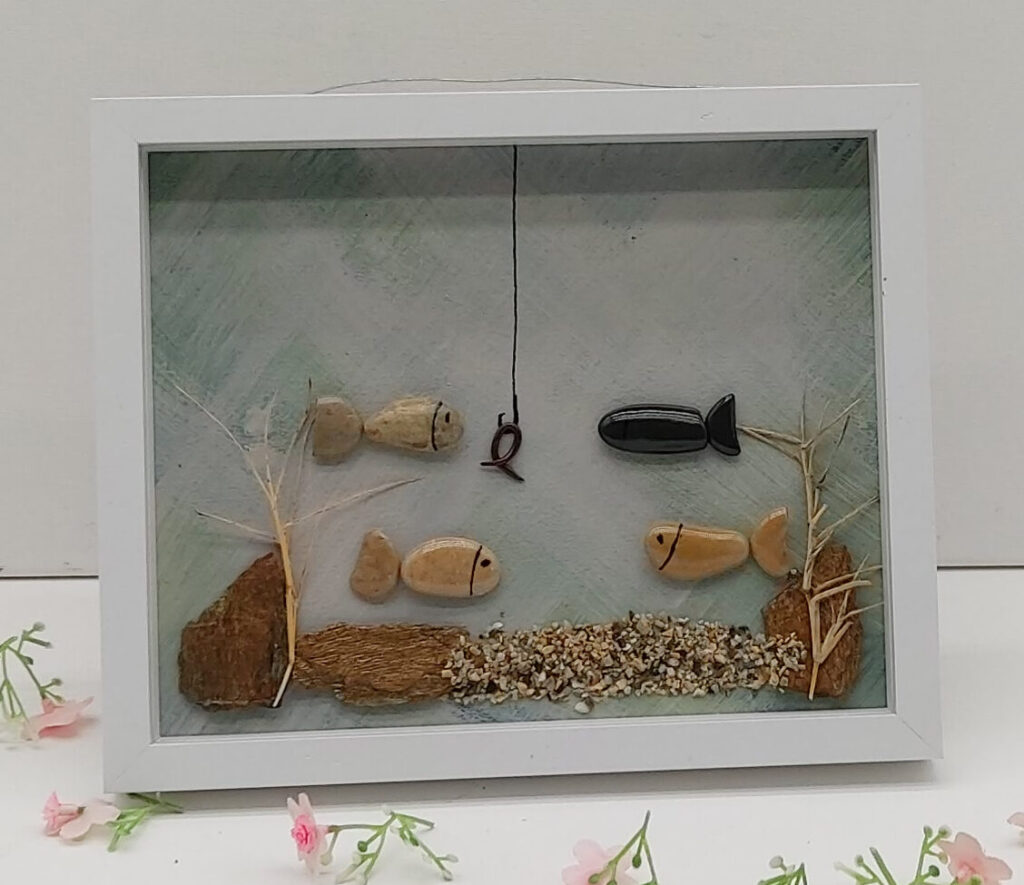 Quatre Petits poissons face à un ver de terre