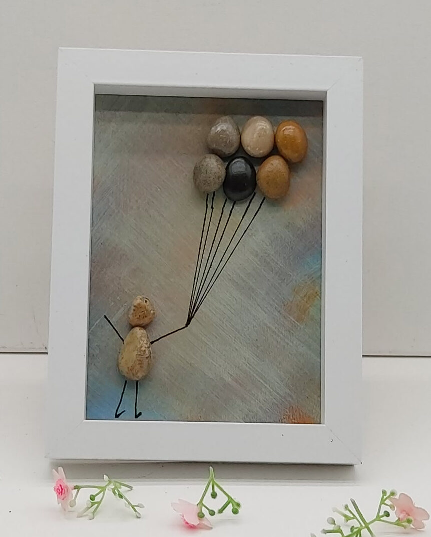 Petite fille s'envolant grâce à des ballons